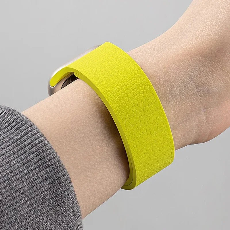 New Soft Silicone Sport Strap for Apple Watch – Sweat-Proof Breathable Replacement Band Compatible with All Series Ultra 2 / 9 / 8 / 7 / SE in Multiple Colors